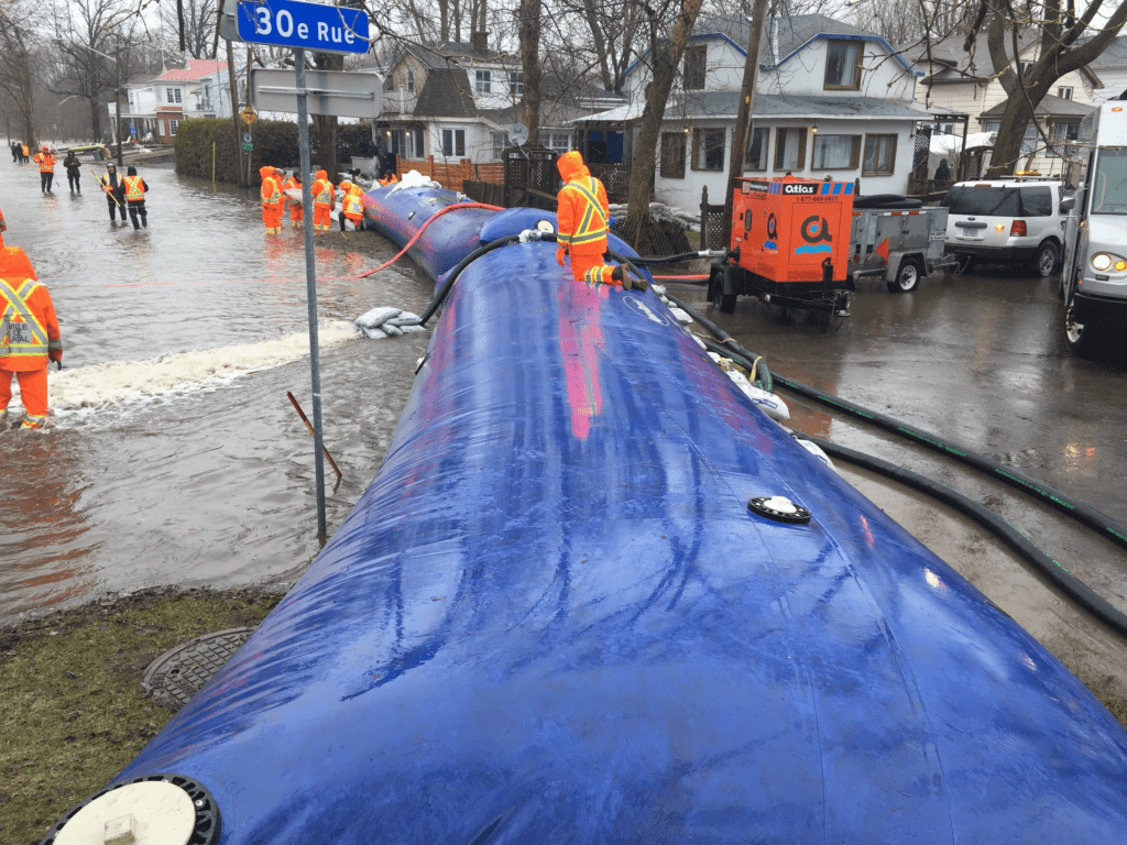 Les récentes inondations à Laval ont mis en lumière les faiblesses des infrastructures de la ville et ont relancé le débat sur la gestion des risques liés aux changements climatiques. Tandis que l'opposition municipale accuse l'administration en place d'avoir négligé les investissements nécessaires pour prévenir de telles catastrophes, le maire défend sa gestion en évoquant le caractère exceptionnel de l'événement.