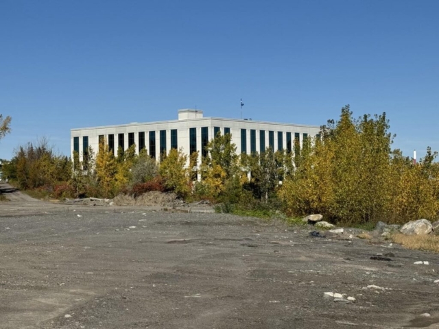 Le Palais de justice de Laval, dont on dit que le bâtiment est déjà vétuste à certains points de vue