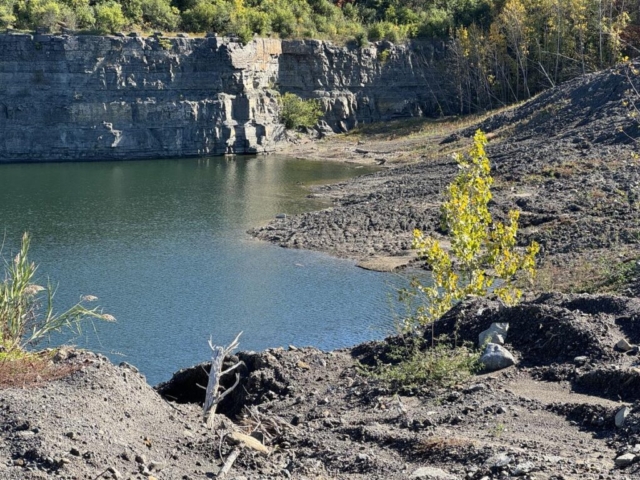 La portion sud de la carrière avec des pentes plus douces et donc plus propices à permettre un accès au plan d’eau