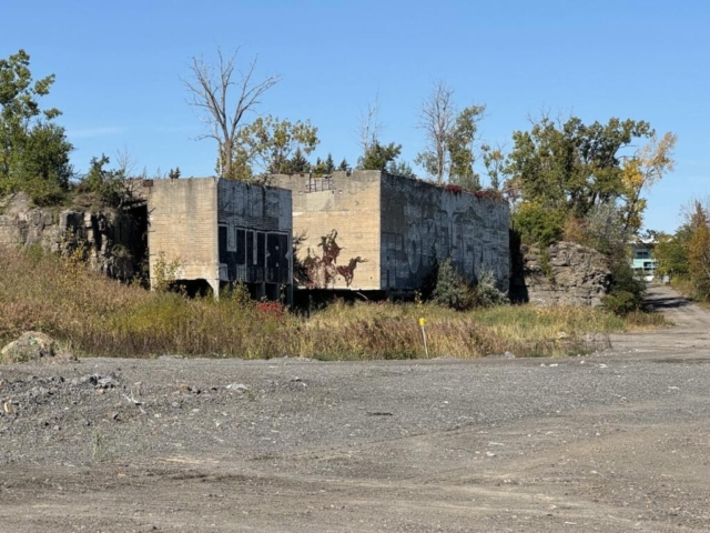 Vestige des bâtiments de la carrière où se trouvait un tamis destiné à ne conserver que les grosses pierres