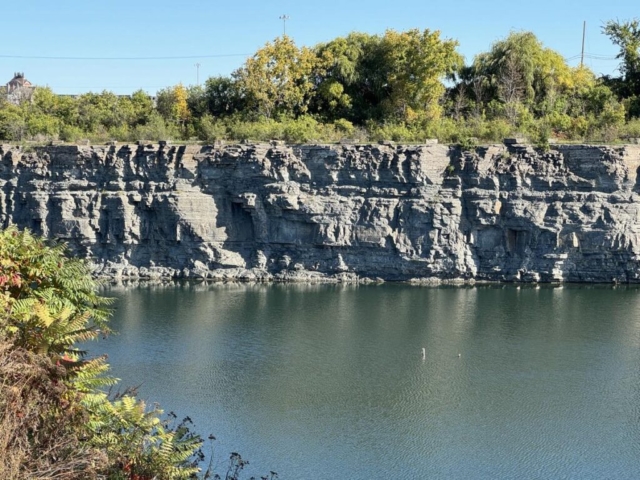 La carrière, avec l’autoroute des Laurentides en arrière-plan