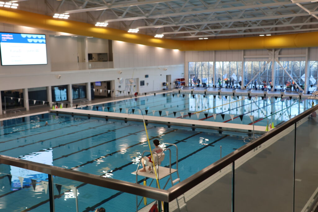 Cols bleus de Laval dans les vitres du complexe aquatique