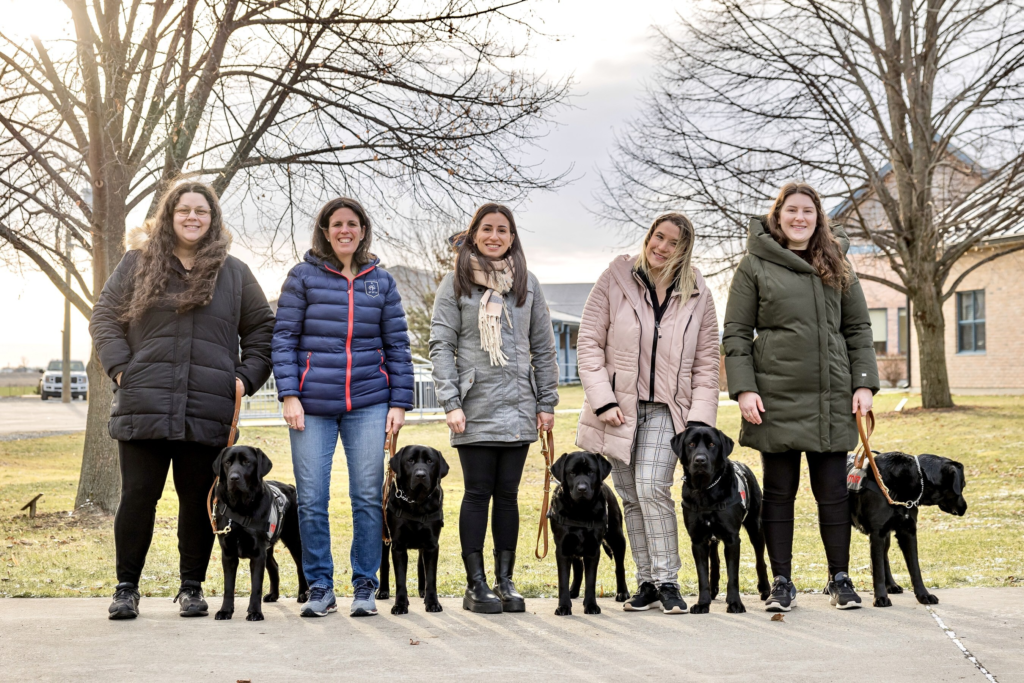 Les duos d’intervention sont composés de chiens provenant de la Fondation Mira et d’intervenantes spécialisées du Réseau des CAVAC. De gauche à droite : Roxanne Dubé et Mays (district de Trois-Rivières), Sophie Beauchamp et Voltigeur (district de Laval), Brenda Michaud et Joe (district de Kamouraska), Stéphanie Beaudry et Salto (district de Bedford), Roxanne Lamontagne et Tera (district de Baie-Comeau). Crédit photo : Maude Fortin, Fondation Mira. (Groupe CNW/Cabinet du ministre de la Justice et procureur général du Québec)