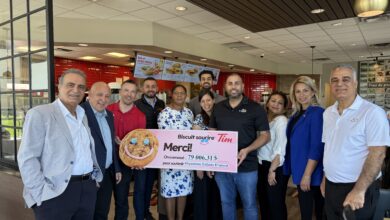 Enfant d'abord biscuits sourire