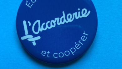 Blue circular badge with L'Accorderie script and the French motto Échanger et coopérer; website www.accorderie.ca below.