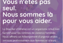 Hero section with purple background: language selector, green 'Faire un don' button, red 'Sortie rapide' button, logo, large French message 'Vous n'êtes pas seul. Nous sommes là pour vous aider.' and CTA 'Obtenez de l'aide maintenant'.